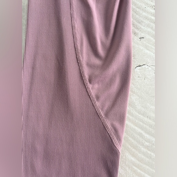 Athleta Women’s Barre Rib Tight Powervita in Sugarplum
Mauve size LP - Picture 7 of 9